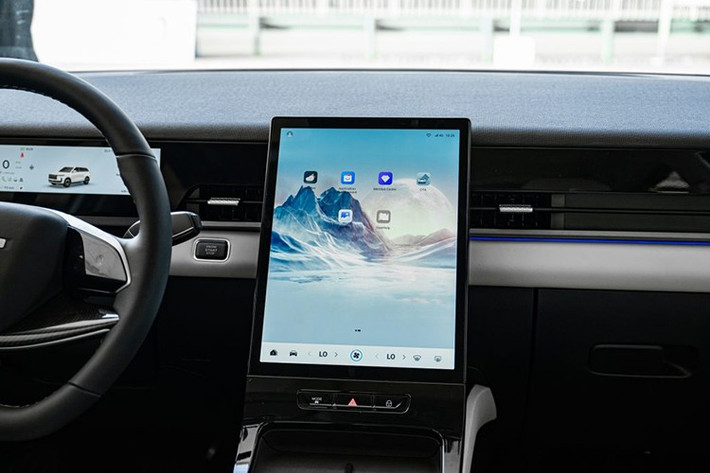 Vô-lăng hai chấu tạo hình lạ mắt; bảng đồng hồ hẹp về chiều cao có giao diện tương đồng với MPV cỡ trung Hyundai Custin tại Việt Nam. Cần số trên cột lái giúp giải phóng đáng kể không gian bệ trung tâm. Các bề mặt nhựa đen bóng có họa tiết mô phỏng sợi carbon.