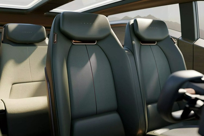 Khoang lái sử dụng vô-lăng dạng yoke, cụm đồng hồ kỹ thuật số kép và các bề mặt hiện đại, cùng cửa sổ lá sách mang lại không gian yên tĩnh.