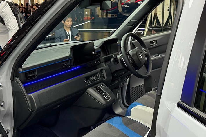 Khoang lái của xe tiếp tục mang đậm dấu ấn thể thao với ghế ngồi thể thao ôm lưng, bọc vải xanh bất đối xứng tạo điểm nhấn thị giác, gợi nhớ đến phong cách của mẫu Honda Prelude thế hệ mới. Bảng táp-lô thiết kế ngang giúp người lái dễ tập trung, hạn chế xao nhãng khi vận hành.