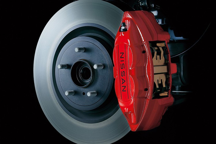 Nissan Skyline 400R Limited 2026 sử dụng động cơ xăng V6 3.0L tăng áp kép VR30DDTT, sản sinh công suất 400 mã lực và mô-men xoắn 475 Nm, kết hợp hộp số tự động 7 cấp và hệ dẫn động cầu sau.