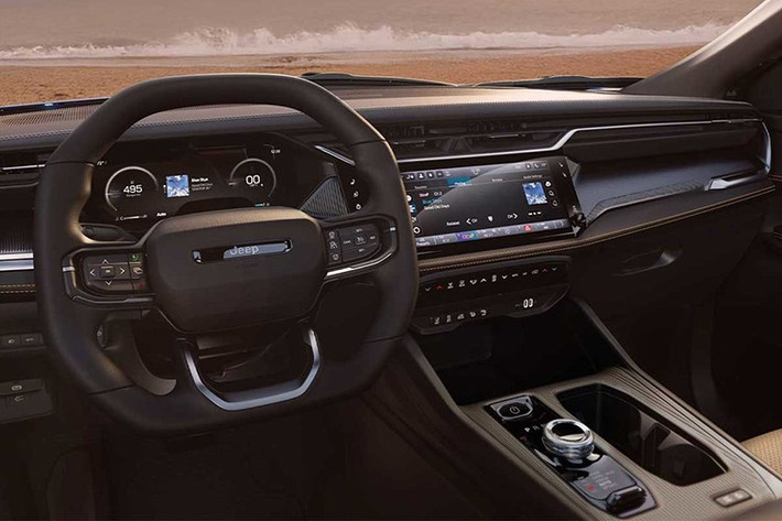 Bên trong, Jeep nâng cấp hệ thống thông tin giải trí với màn hình trung tâm 12,3 inch lớn hơn, đi cùng màn hình phụ 10,3 inch dành cho hành khách phía trước. Khoang nội thất tiếp tục duy trì phong cách sang trọng, tiện nghi vốn là thế mạnh của Grand Cherokee, với tùy chọn vật liệu da cao cấp và các chi tiết trang trí kim loại.