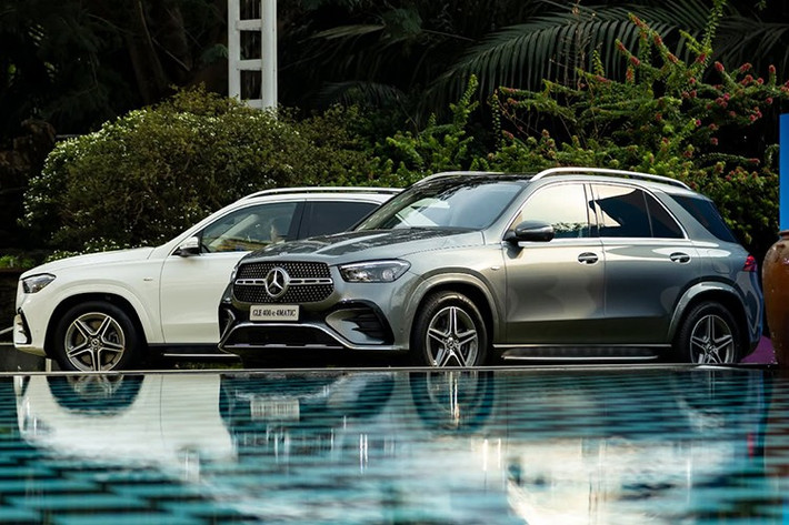 Mercedes-Benz GLE 400e sở hữu khối động cơ plug-in hybrid (PHEV). Trong đó, máy xăng 2.0L tăng áp cho công suất 252 mã lực kết hợp mô-tơ điện công suất 136 mã lực. Nhờ đó, xe có tổng công suất 381 mã lực, 650 Nm. Theo hãng, mẫu SUV này có thể đi được thuần điện 95 - 114 km nhờ viên pin 25,28 kWh. Thời gian sạc là khoảng 2,75 tiếng với nguồn điện AC 11 kW.