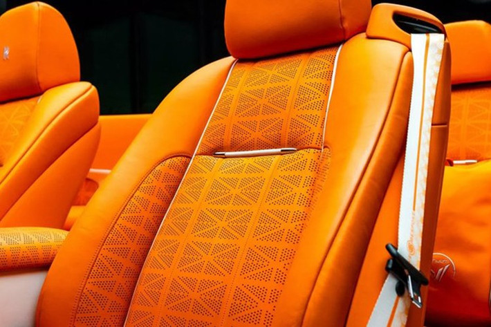 Mẫu xe siêu sang Rolls-Royce Dawn mui trần này ngoài việc độ nội, ngoại thất thì vẫn giữ nguyên khối động cơ V12 tăng áp kép, dung tích 6.6 lít, sản sinh công suất tối đa 563 mã lực và mô-men xoắn cực đại 780 Nm. Sức mạnh được truyền đến bốn bánh thông qua hộp số tự động 8 cấp.