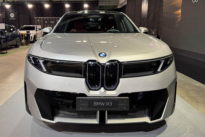 BMW đã giới thiệu Heart of Joy, bộ não điều khiển kiến ​​trúc điện tử của Neue Klasse, chịu trách nhiệm quản lý hệ thống truyền động, động lực lái, phanh, thu hồi năng lượng và các chức năng lái. Bộ điều khiển này xử lý thông tin nhanh hơn gấp mười lần so với các bộ điều khiển thông thường và tính toán tất cả các thông số động lực lái với tốc độ và độ chính xác cao.