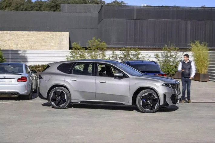 BMW iX3 hoàn toàn mới là tâm điểm tại triển lãm điện tử tiêu dùng 2026 ở Las Vegas. Một năm sau khi ra mắt hệ thống BMW Panoramic iDrive với hệ điều hành BMW Operating System X, BMW lại có một át chủ bài mới, đó là trợ lý cá nhân thông minh BMW Intelligent Personal Assistant Amazon Alexa + thế hệ tiếp theo được hỗ trợ bởi trí tuệ nhân tạo.