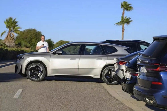 Hệ thống này sẽ cho phép tương tác trực quan và thông minh giữa hành khách và phương tiện. Lần đầu tiên, những người trên xe có thể đặt nhiều câu hỏi trong cùng một câu, liên quan đến các tính năng của xe hoặc các chủ đề kiến ​​thức chung. Công nghệ mô hình ngôn ngữ Lớn (LLM) là một trí tuệ nhân tạo tạo sinh có khả năng tự đưa ra câu trả lời.