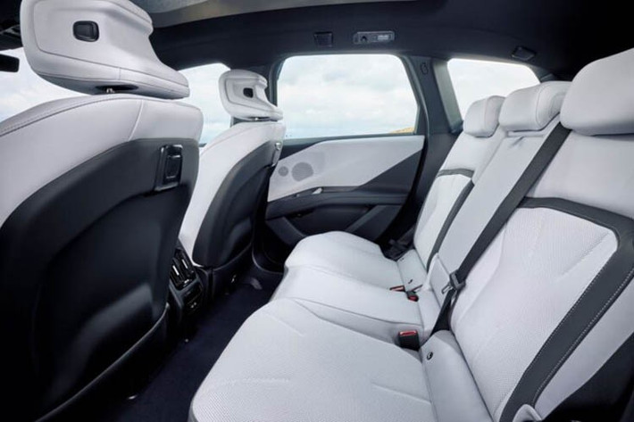 BMW iX3 có tốc độ sạc tối đa 400 kW, cho phép người dùng sạc đủ pin cho quãng đường lên đến 231 dặm (372 km) chỉ trong 10 phút khi kết nối với trạm sạc nhanh dòng điện một chiều (DC) 800V. Pin được sạc từ 10% đến 80% trong 21 phút. BMW iX3 mới cũng có thể được sạc từ các trạm DC 400V.