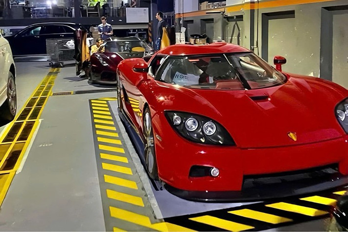 Chiếc hypercar Koenigsegg CCX của đại gia Hải Phòng mang số khung là #53 và được sản xuất năm 2008. Đặc biệt hơn, đây là chiếc CCX màu đỏ duy nhất trên thế giới. Ở thời điểm mới ra mắt, Koenigsegg CCX có giá bán là 700.000 USD (khoảng 17,79 tỷ đồng) nhưng hiện giờ giá đã tăng khá cao.