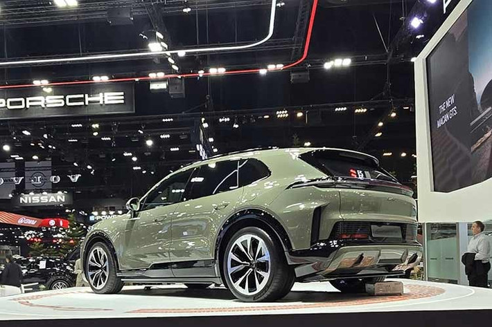 Thiết kế tổng thể của Porsche Cayenne Electric 2026 vẫn giữ phong cách đặc trưng của dòng Cayenne với các đường nét bo tròn. Phần đầu nổi bật với cụm đèn Matrix LED thiết kế mảnh, tích hợp nhiều chức năng. Thân xe giữ kiểu dáng SUV quen thuộc của Porsche với cửa sổ thấp, vòm bánh xe lớn và mái dốc nhẹ.