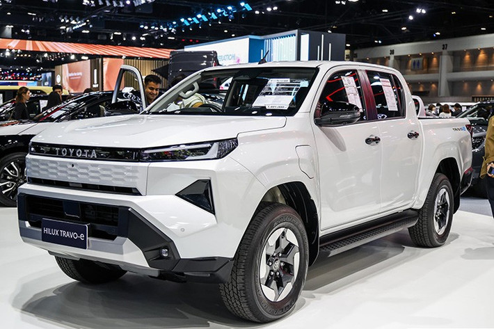 Mẫu xe bán tải bán tải Toyota Hilux hoàn toàn mới đã ra mắt tại Triển lãm Ô tô Bangkok 2026, đồng thời trưng bày cả phiên bản thuần điện Travo-e. Sự xuất hiện của bộ đôi này đánh dấu bước chuyển mình đáng chú ý của Hilux khi không chỉ nâng cấp toàn diện mà còn mở rộng sang xu hướng điện hóa.