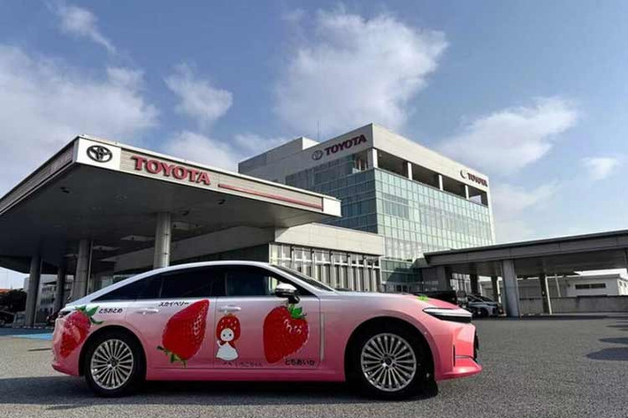 Dù sở hữu ngoại hình điệu đà, "Ichigo Crown" vẫn giữ nguyên bản sắc mạnh mẽ khi được phát triển trên phiên bản Z của Toyota Crown Sedan. Xe sở hữu hệ truyền động hybrid tự sạc, kết hợp động cơ xăng 2.5L 4 xi-lanh với hai mô-tơ điện, cho tổng công suất 234 mã lực.