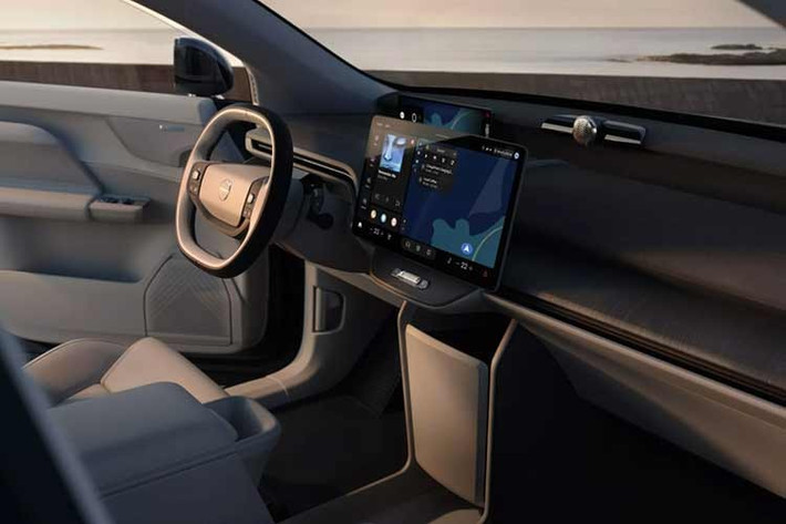 Về thiết kế, EX60 không thay đổi triệt để ngôn ngữ thiết kế Volvo mà phát triển theo hướng tinh chỉnh. Nhờ mũi xe thấp, mui dốc và thân xe thu gọn, hệ số cản gió của xe đạt 0,26. Không gian nội thất hưởng lợi từ trục cơ sở dài và sàn phẳng, mang lại chỗ để chân rộng rãi cho hàng ghế sau và khoang hành lý lớn.