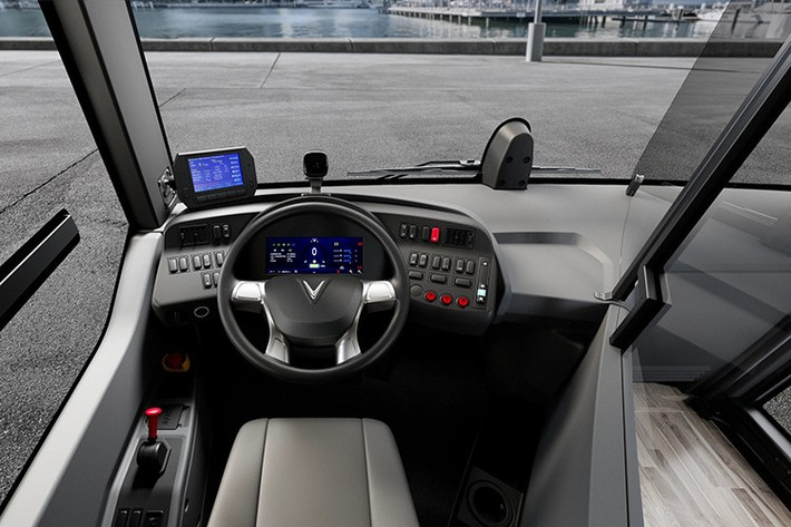 Khoang lái EB 12 được bố trí khoa học, nổi bật với màn hình quản lý đặt gần tầm mắt tài xế và vách ngăn trong suốt toàn phần, lần đầu xuất hiện trên xe buýt điện của VinFast. Hệ thống giám sát người lái bằng camera đặt ngay sau vô-lăng.