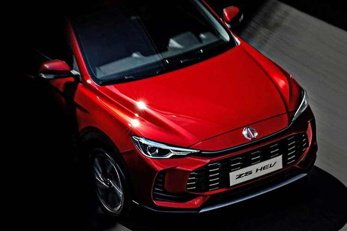 MG ZS HEV 2026 mới sử dụng hộp số tự động E-AT với 3 chế độ tỷ số truyền, đi kèm pin lithium-ion dung lượng 1,83 kWh. Theo công bố, xe tăng tốc 0–100 km/h trong 8,7 giây và đạt tốc độ tối đa 167 km/h.