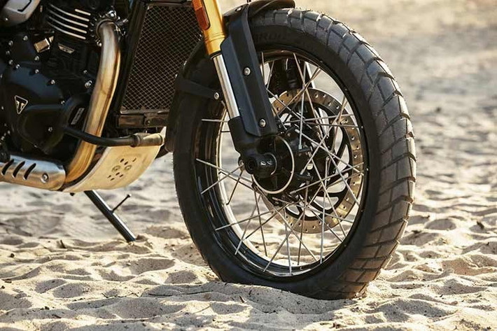 Với chiều cao yên 835 mm và trọng lượng 186 kg (bao gồm 13 lít nhiên liệu), Scrambler 400 XC 2026 mang đến tư thế lái tự tin cho đa số người dùng, đồng thời vẫn đủ đầm chắc khi vận hành ở tốc độ hành trình.