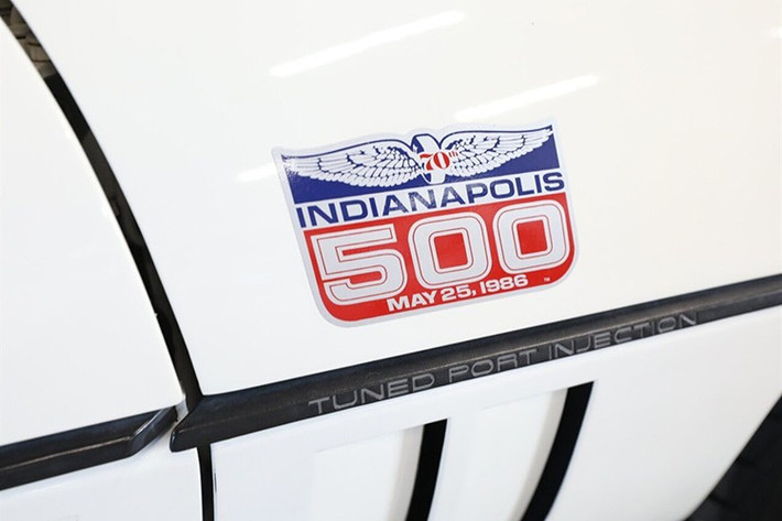 Việc có lắp đặt hay không là tùy thuộc vào bạn, nhưng như ai cũng có thể đoán được, hầu hết người mua đều quyết định mua. Chevrolet đã sản xuất 35.109 chiếc Corvette vào năm 1976, trong đó xe mui trần chỉ chiếm 1/5, 7.315 chiếc. Tất cả các xe đều được trang bị cùng một động cơ, L98.