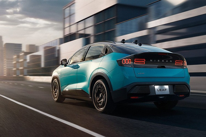 Về thiết kế, Leaf 2026 gây ấn tượng mạnh với phần đầu xe cá tính: mặt ca-lăng hình thang ngược, dải LED ban ngày kéo dài toàn chiều rộng, kết hợp cùng cụm đèn chính và các chi tiết hình học độc đáo. Hốc gió dưới đối xứng hài hòa, tạo nên tổng thể đầy hiện đại và khác biệt.