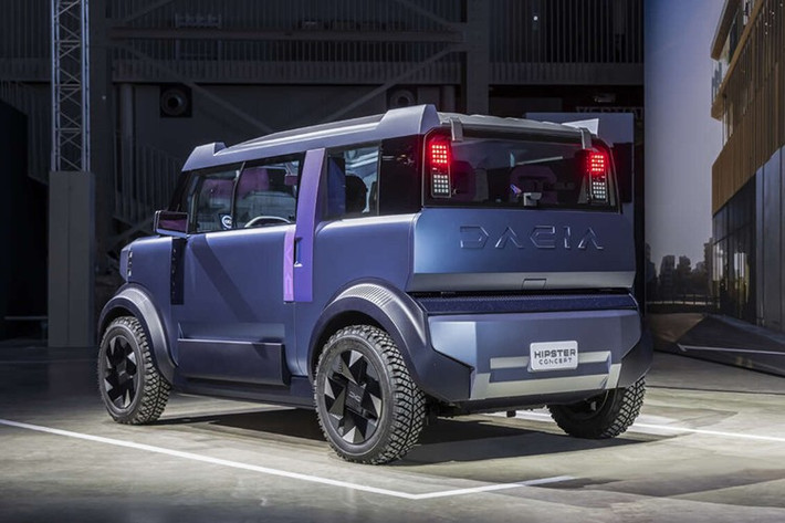 Dacia mô tả thiết kế của Hipster như “một khối vuông vững chắc đặt trên bốn bánh ở bốn góc”. Ngoại hình của Hipster trông như phiên bản thu nhỏ của xe Jeep và Land Rover Defender với phần đầu ngắn, mũi xe dựng đứng và các ô cửa sổ phẳng. Tất cả toát lên vẻ đẹp của sự giản dị và thực dụng đồng thời tạo cảm giác gọn gàng, hợp lý.