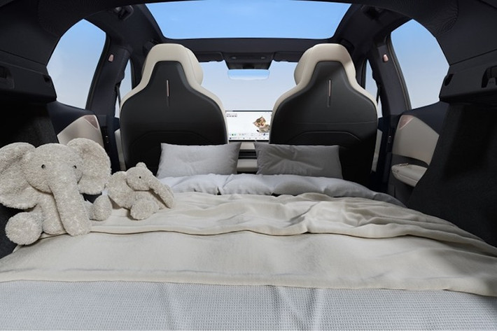 Hai bản Lynk &amp; Co Z20 2025 giá rẻ này cũng được trang bị màn hình cảm ứng trung tâm 15,4 inch, hình hiển thị thông tin kính lái HUD 13,8 inch và bảng đồng hồ kỹ thuật số 10,2 inch. Tính năng “Dynamic Island” linh hoạt tiếp tục là điểm thu hút, cho phép tùy biến không gian nội thất như khoang thú cưng hay khu pha cà phê mini.