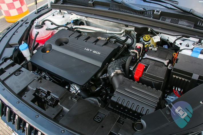 Trang bị này khác với Jaecoo J5 hiện đang bán tại thị trường Anh. Ở xứ sở sương mù, mẫu xe Trung Quốc này dùng động cơ xăng 4 xi-lanh thẳng hàng, tăng áp, dung tích 1.6L, sản sinh công suất tối đa 147 mã lực và mô-men xoắn cực đại 275 Nm, kết hợp với hộp số tự động ly hợp kép DCT 7 cấp cùng hệ dẫn động cầu trước.