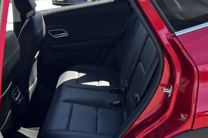 Trang bị an toàn tiêu chuẩn của MG ZS 2025 khá cơ bản với hệ thống hỗ trợ khởi hành ngang dốc, hỗ trợ xuống dốc, giữ phanh tự động, chống lật chủ động, camera lùi có vạch dẫn hướng và hệ thống kiểm soát hành trình. Ở các bản cao cấp, xe được trang bị gói MG Pilot với các tính năng như hỗ trợ chuyển làn đường, cảnh báo lệch làn đường, cảnh báo va chạm phía trước, phanh khẩn cấp tự động và camera 360 độ.