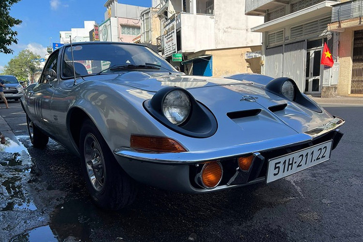 Từng nghĩ chỉ có duy nhất một chiếc Opel GT màu đỏ xuất hiện tại Việt Nam thì bất ngờ "Qua" Vũ cầm lái thêm một xe mang màu bạc, làm giới chơi xe cổ phải 1 phen khâm phục trước độ chịu chơi, và săn lùng các mẫu xe độc lạ của "ông vua cà phê Việt".