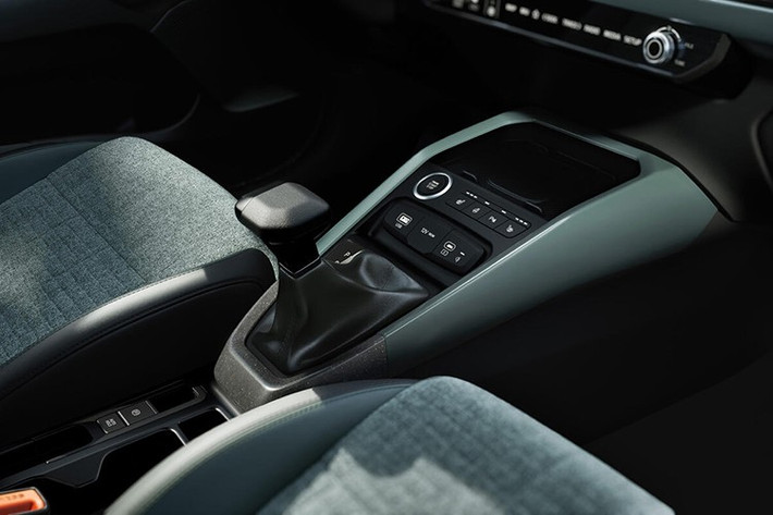 Về trang bị an toàn và hỗ trợ người lái, Stonic mới được bổ sung các tính năng như kiểm soát hành trình thông minh theo định vị, hỗ trợ lái trên đường cao tốc, cảnh báo va chạm điểm mù và cảnh báo mở cửa khi có phương tiện từ phía sau.