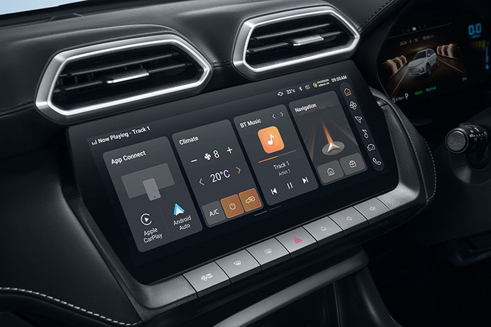 Trong khi đó, bản cao cấp nhất có bảng đồng hồ kỹ thuật số 7,5 inch, màn hình thông tin giải trí 12,3 inch, hỗ trợ kết nối Apple CarPlay/Android Auto, hệ thống âm thanh 6 loa và ghế trước có tính năng sưởi.