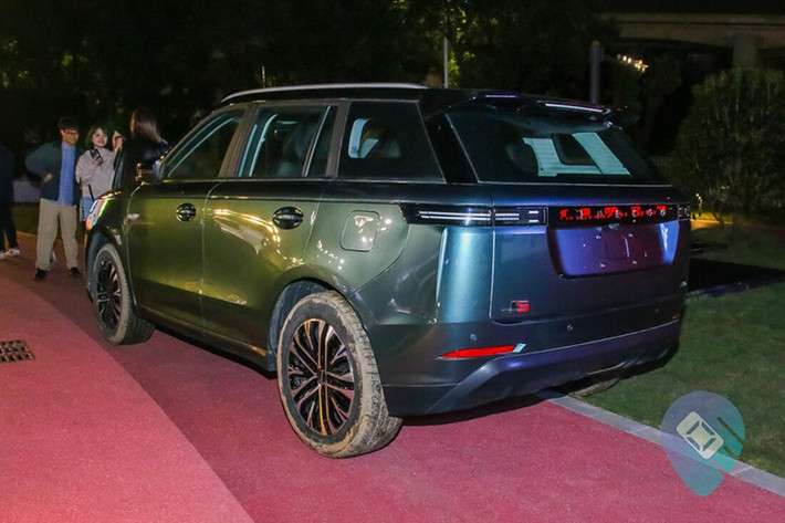 Ngoài ra, theo Omoda &amp; Jaecoo Malaysia, J5 sở hữu hệ thống treo trước kiểu MacPherson và hệ thống treo sau đa liên kết vốn khá hiếm trong phân khúc SUV cỡ B. Các đối thủ của mẫu xe này như Honda HR-V, Proton X50 hay Chery Tiggo Cross đều chỉ dùng hệ thống treo dầm xoắn phía sau.