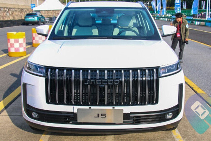 Ngoài ra, mẫu SUV cỡ B thương hiệu Trung Quốc này còn dùng tay nắm cửa truyền thống thay vì loại ẩn như đàn anh Jaecoo J7 và có tùy chọn sơn 2 tông màu khá đẹp mắt.