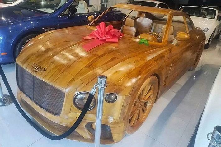 Thay vì phải bỏ ra vài chục ngàn USD để sở hữu một chiếc Bentley Continental GT đã qua sử dụng, mới đây một lựa chọn độc đáo đã xuất hiện và gây xôn xao trong cộng đồng yêu xe: một chiếc Bentley được chế tác hoàn toàn bằng gỗ, với kích thước tương đương xe thật.