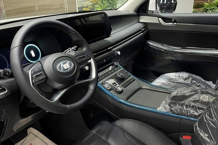 Gói ưu đãi thứ hai là gia hạn bảo hành lên 8 năm hoặc 120.000 km. Ngoài ra, xe còn được miễn phí bảo dưỡng lên đến 5 năm kèm các quà tặng khác như bảo hiểm vật chất, voucher nhiên liệu (áp dụng tuỳ từng mẫu xe, phiên bản) và quyền lợi Hội viên khách hàng Hyundai hạng Bạch Kim. Tổng giá trị ưu đãi của gói này cũng lên tới 200 triệu đồng.