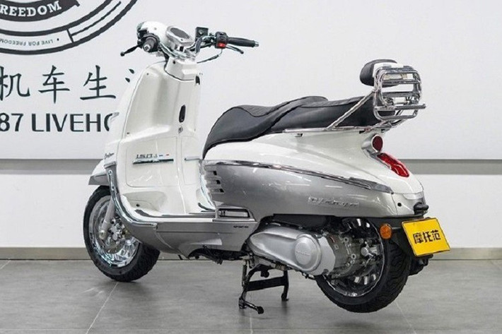 Xe được trang bị động cơ 150cc, 4 van, làm mát bằng nước, cho công suất tối đa 14,4 mã lực và mô-men xoắn cực đại 13,8 Nm. Django 150 thế hệ mới vẫn duy trì khả năng tăng tốc từ 0-100 km/h trong 9,6 giây.