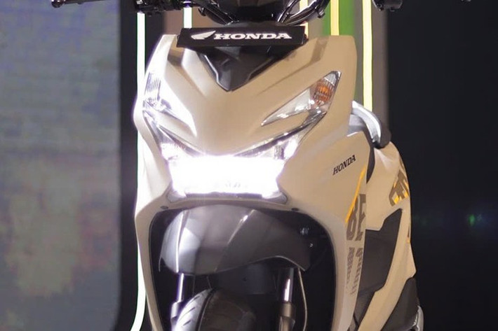 Ngoài trừ các cập nhật màu sắc mới, những trang bị trên xe ga Honda BeAT 2025 không thay đổi. Hệ thống đèn pha LED giúp cải thiện khả năng chiếu sáng khi di chuyển vào ban đêm.