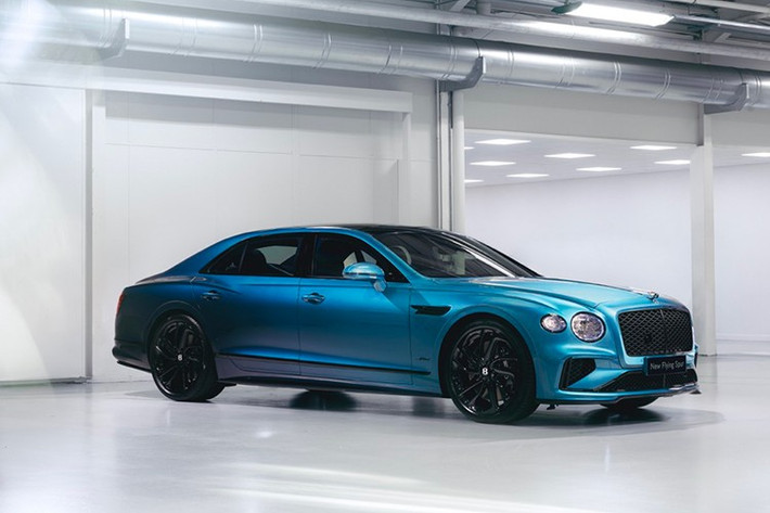 Bentley vừa trình làng tùy chọn sơn Ombré đặc biệt tại sự kiện Monterey Car Week (Mỹ), lần đầu tiên xuất hiện trên mẫu Continental GT Speed đặt riêng. Hiệu ứng độc đáo này ngay sau đó cũng được áp dụng cho mẫu sedan hạng sang Flying Spur như một tùy chọn tùy chỉnh.