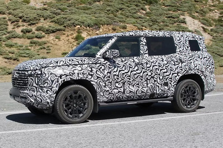 Dù mang phong cách hoài cổ, dự án nhấn mạnh rằng Mitsubishi cần tránh việc “đổi logo” từ sản phẩm Nissan, và thay vào đó, phải khơi lại bản sắc off-road từng làm nên tên tuổi Pajero/Montero trong quá khứ.