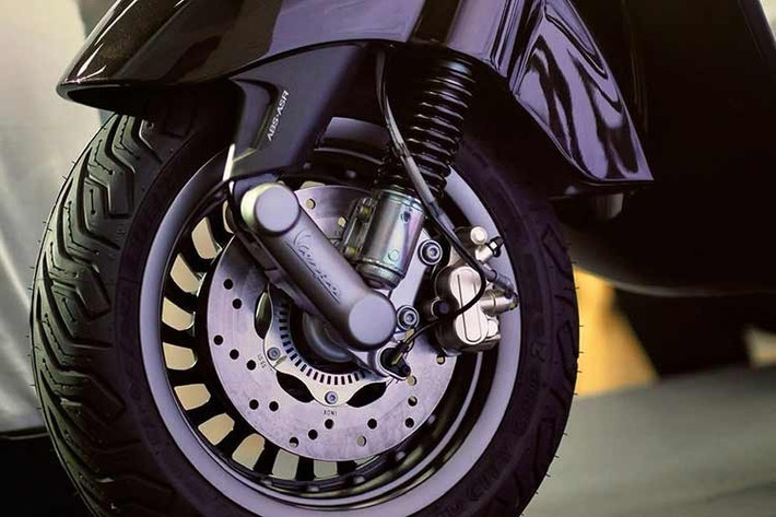 Điểm nhấn phân biệt bản đặc biệt Vespa Horse 2026 nằm ở biểu tượng hình móng ngựa mạ vàng ở ngay dưới yên và chữ V (tên hãng Vespa) ở trung tâm. Bộ kẹp phanh mạ vàng bánh trước tăng tính thẩm mĩ. Yên bọc da trang trí với chỉ màu vàng tương phản.