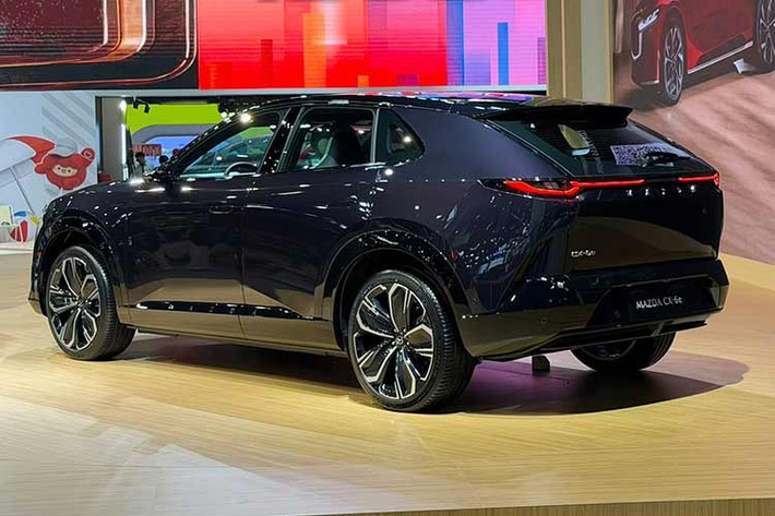 Như vậy, mẫu xe này có kích thước lớn hơn Mazda CX-60 nhưng nhỏ hơn CX-90. Khoang hành lý chỉ có thể tích tiêu chuẩn 363 lít nhưng sẽ tăng lên 1.434 lít nếu gập hàng ghế sau. Bên dưới nắp ca-pô trước còn có ngăn chứa đồ 80 lít. Tuy dùng khung gầm của xe Trung Quốc nhưng CX-6e vẫn mang thiết kế đậm chất Mazda. Trên thực tế, mẫu xe này trông như phiên bản phóng to của Mazda3 Sport.