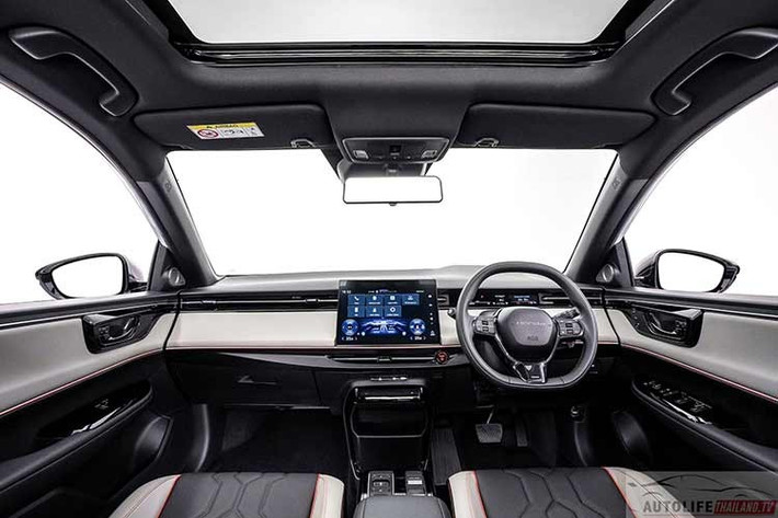 Không gian nội thất của e:N2 được thiết kế theo phong cách tối giản, tập trung vào trải nghiệm số hóa. Xe trang bị màn hình giải trí trung tâm 12,8 inch, bảng đồng hồ kỹ thuật số 9,4 inch và màn hình hiển thị kính lái HUD 11,5 inch, giúp người lái dễ dàng theo dõi các thông tin vận hành.