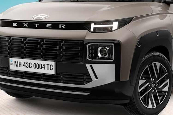 Phiên bản Exter nâng cấp sử dụng mâm hợp kim 15 inch cắt kim cương mới. Các bánh xe được đặt trong các hốc bánh nổi bật với lớp ốp thân xe hầm hố hơn, mang đến cho chiếc crossover vẻ ngoài cứng cáp hơn so với các đối thủ cùng phân khúc.