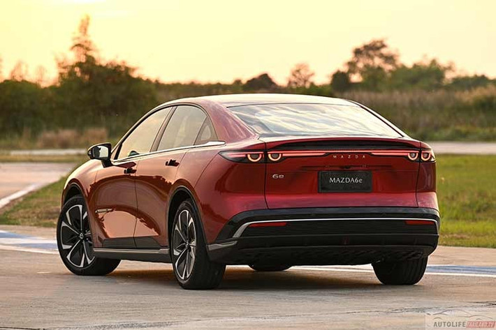 Về kích thước, Mazda6e sở hữu thân xe dài 4.921 mm, rộng 1.890 mm và cao 1.491 mm, trục cơ sở đạt 2.895 mm, mang lại không gian nội thất rộng rãi. Xe được trang bị khoang hành lý phía sau dung tích tối đa hơn 1.000 lít khi gập ghế, đồng thời có thêm khoang chứa đồ phía trước dung tích 70 lít – một lợi thế đặc trưng của xe điện.