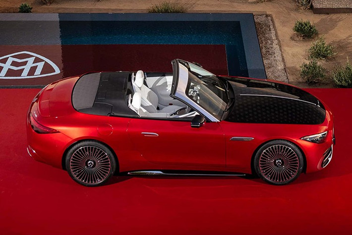 Thương hiệu xe sang của Đức cung cấp cho chiếc roadster hai " ý tưởng thiết kế được tuyển chọn đặc biệt". Ý tưởng đầu tiên là White Ambience, kết hợp giữa màu Đen Obsidian Metallic và màu Trắng Moonlight White Magno của Manufaktur.