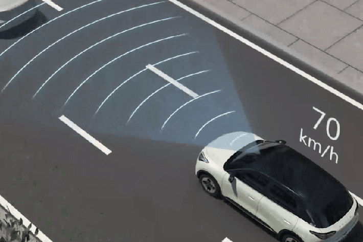 Geome Xingyuan có 2 cấu hình vận hành. Bản tiêu chuẩn được trang bị mô-tơ điện TZ160XS001 của GLB Power, cho công suất tối đa 78 mã lực (58 kW) và đạt tốc độ tối đa 125 km/h. Phiên bản cao cấp hơn được trang bị mô-tơ TZ160XS002 với công suất 114 mã lực và tốc độ tối đa lên tới 135 km/h.