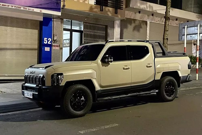 Mới đây, một chiếc xe bán tải Kia Tasman 2025 hoàn toàn mới đã bị bắt gặp có mặt trên các con đường phố Pleiku, tỉnh Gia Lai, xe mang biển số của Campuchia, nhưng nhiều khả năng là thuộc sở hữu của người Việt sinh sống và làm việc ở nước bạn.