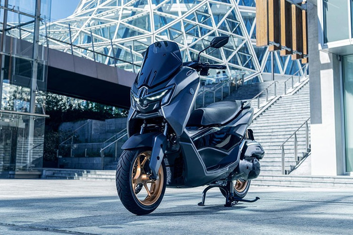 Yamaha Việt Nam đã xác nhận sẽ tung ra một mẫu xe mới vào ngày 21/12/2025 tới. Kèm theo thông báo này là một video hé lộ ngắn, với tagline "MAX uy thế". Khẩu hiệu này cùng với những chi tiết quay xe như ghi-đông với cùm công tắc có "lẫy chuyển số", cặp mâm 3 cây chữ Y, hộp lọc gió có logo YECVT và đặc biệt - đèn hậu LED kép với logo Yamaha chính giữa đã cho thấy mẫu xe mới là mẫu maxi scooter NMax.