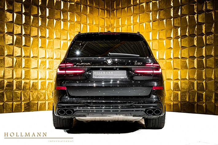 Điểm nhấn trên chiếc xe là khối động cơ tăng áp kép 4,4 lít quen thuộc. Động cơ V8 không gì khác chính là S68, và trên Alpina XB7, nó sản sinh công suất 613 mã lực và mô-men xoắn 590 pound-feet (800 Nm). Mẫu xe này đạt tốc độ 62 và 124 dặm/giờ (100 và 200 km/giờ) lần lượt trong 4,2 và 14,8 giây, và có thể duy trì tốc độ tối đa 180 dặm/giờ (290 km/giờ).