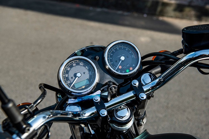 Toàn bộ hệ thống gương chiếu hậu, chắn bùn trước sau của Kawasaki W230 mạ crôm bóng loáng gợi nhắc phong cách môtô cổ điển thập niên trước. Xe sử dụng cụm đồng hồ đôi đặt trước tay lái: một đồng hồ hiển thị tốc độ và mức nhiên liệu, đồng hồ còn lại cho biết vòng tua, cấp số cũng như các cảnh báo động cơ.