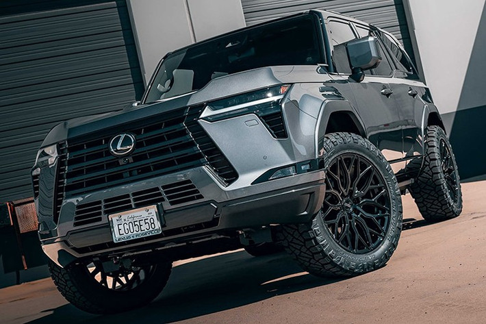 Tuy nhiên, đối với GX, Westcott dùng bộ lốp Nitto Ridge Grapplers kích thước hơi nhỏ hơn - 285/55/22 kết hợp mâm Vossen HF6-3 22 inch màu đen bóng, tạo sự tương phản với lớp sơn bạc đơn giản. Mâm lớn và lốp thành mỏng mang lại cho GX dáng vẻ đầy cá tính.