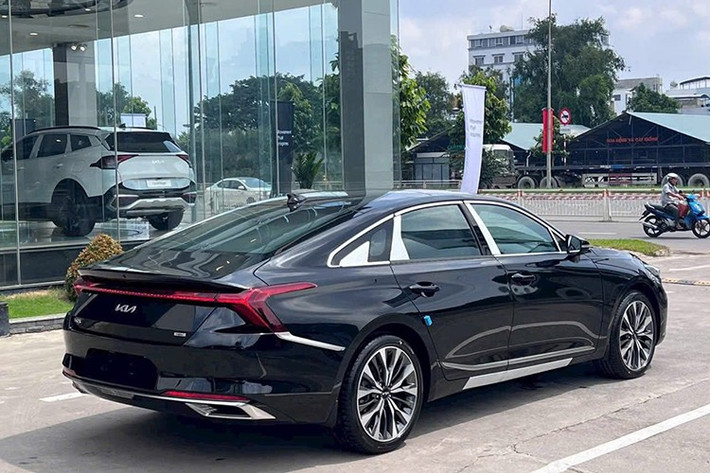 Kia K8 vốn là thế hệ mới của dòng xe K7 cũ. Xe sở hữu kích thước khá lớn với chiều dài 5.015 mm và chiều dài cơ sở 2.900 mm. Xe sở hữu lưới tản nhiệt không viền với mắt lưới hình kim cương. Đèn LED định vị ban ngày kiêm đèn báo rẽ nằm hai bên lưới tản nhiệt.