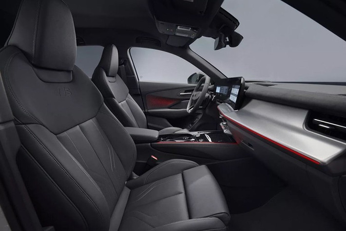 Cụ thể hơn, thể tích khoang hành lý tối đa của Q3 Sportback là 1.298 lít khi hàng ghế sau gập lại, ít hơn 97 lít so với Q3 thường. Tuy nhiên, Audi vẫn chưa chia sẻ thể tích khoang hành lý khi cả 5 ghế ngồi đều được mở, nên hiện chưa rõ liệu nó có nhỏ hơn con số 488 lít của người anh em hay không.